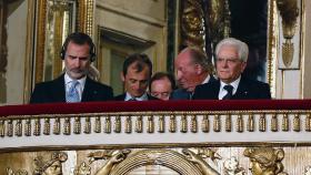 El rey de España, Felipe VI (i), y su padre, el rey don Juan Carlos (2d), acompañados por el presidente de Italia, Sergio Mattarella (d), y el Ministro de Ciencia en funciones, Pedro Duque (2d),.