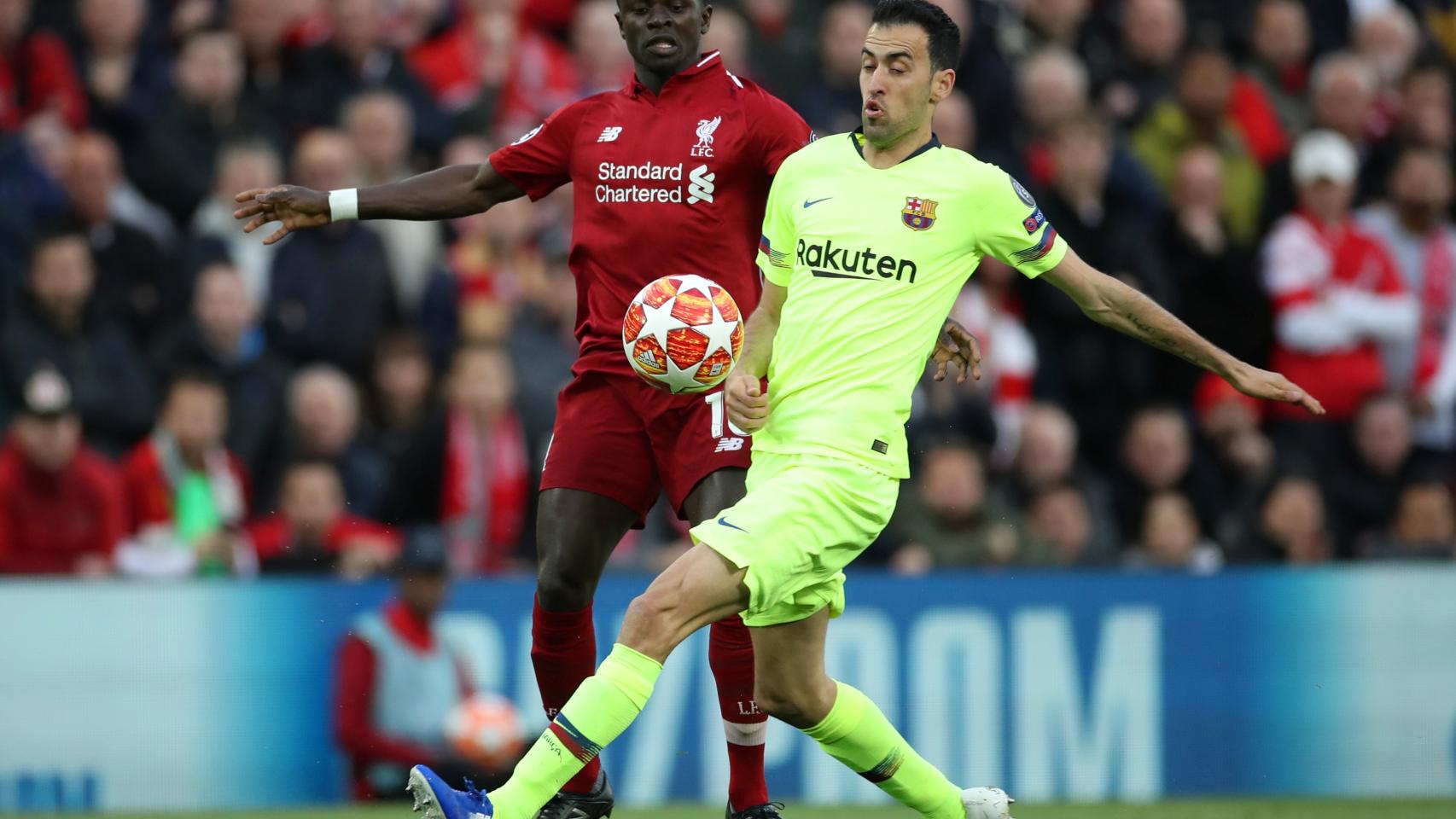 Busquets pelea un balón con Mané