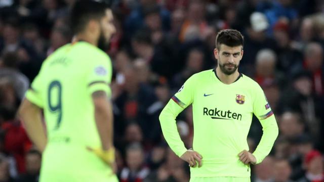 Gerard Piqué y Luis Suárez, tras el tercer gol del Liverpool