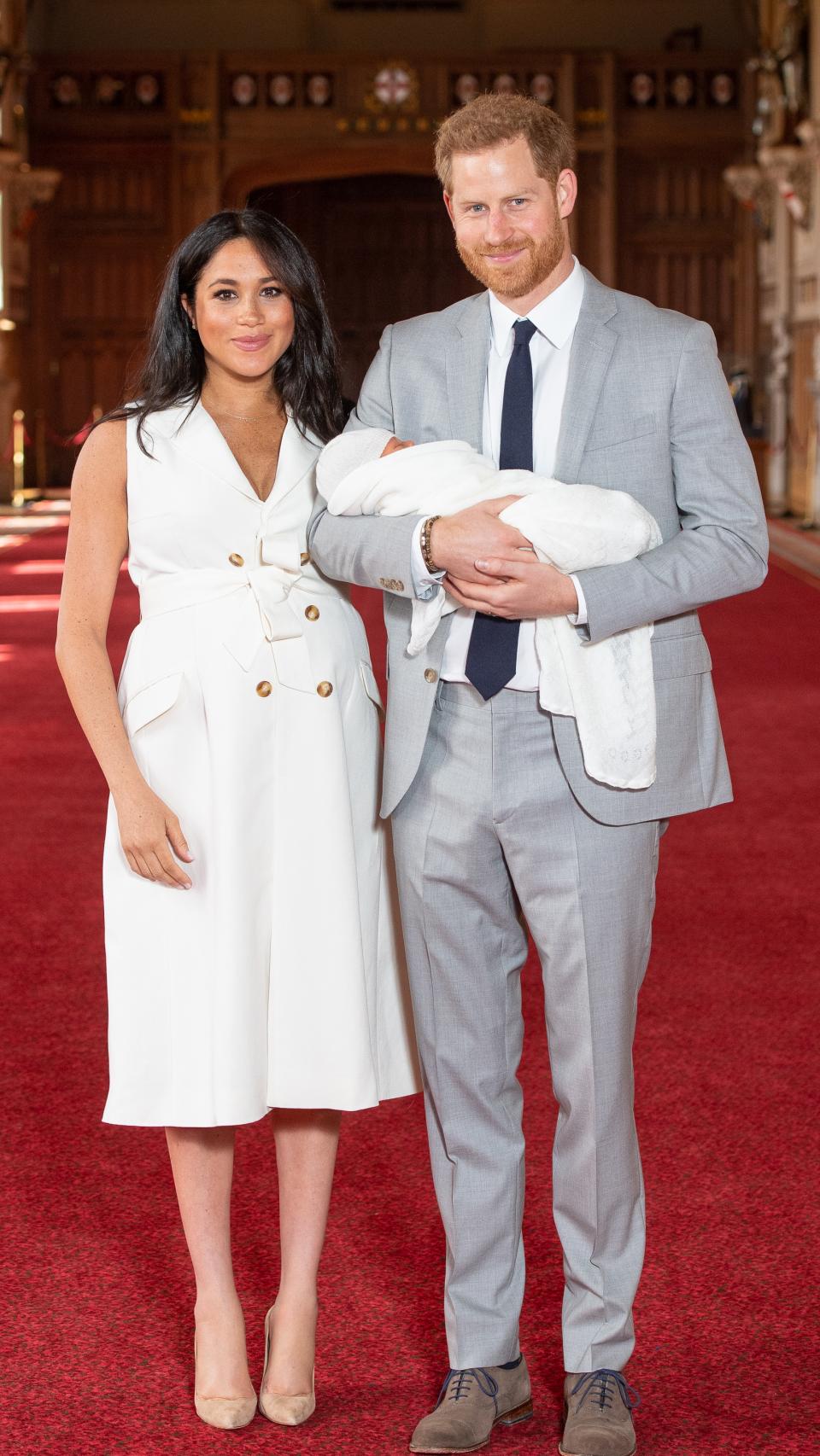 Harry de Inglaterra y Meghan Markle presentando al pequeño.