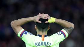 Luis Suárez desolado con las manos en la cabeza