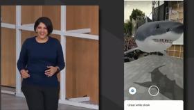 Aparna Chennapragada, en el escenario mostrando la nueva funcionalidad de Google.