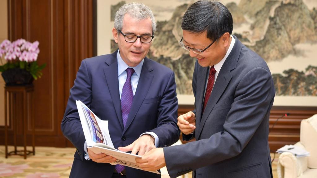 Pablo Isla, presidente de Inditex junto a Jining Chen, alcalde de Pekín.