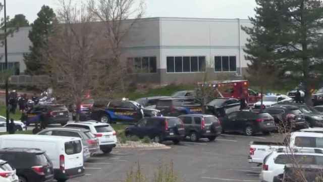 Fuerzas de seguridad y equipos de rescate a las puertas de la STEM School de Denver.