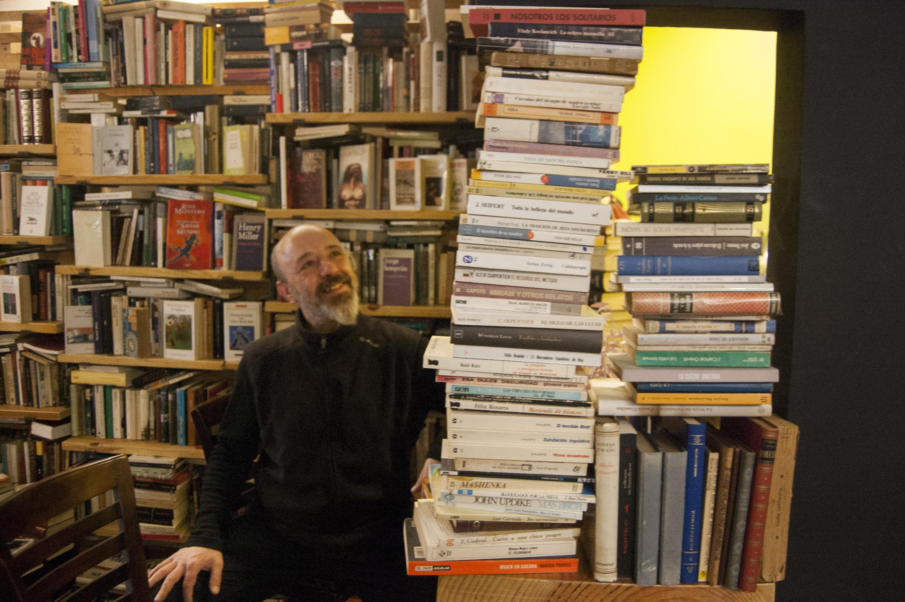 Fran y sus torres de libros, sentados junto a la pequeña barra de café de la librería