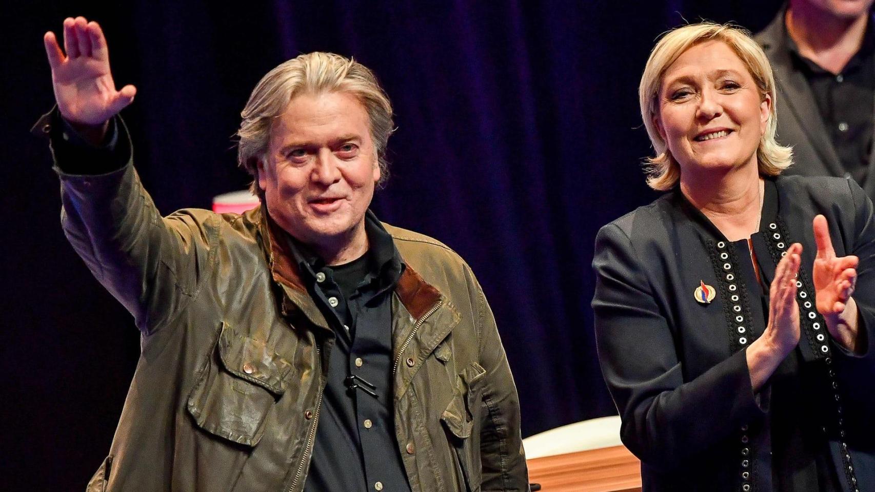 Steve Bannon junto a Marine LePen.