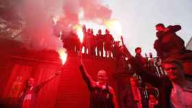 Hooligans del Liverpool con bengalas