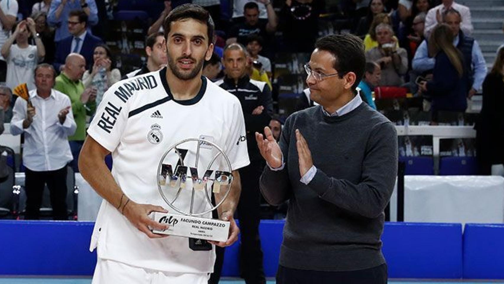 Campazzo es homenajeado tras recibir el premio a mejor jugador de abril