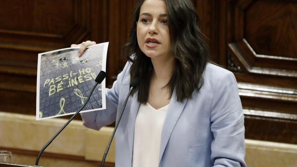 Arrimadas muestra un cártel con la pintada que ha encontrado este jueves frente a su casa.