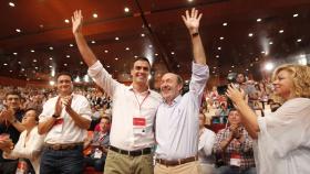 Pedro Sánchez y Alfredo Pérez Rubalcaba en 2014.