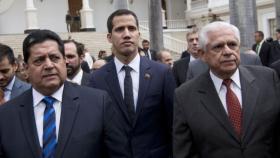 Zambrano, a la derecha de Juan Guaidó