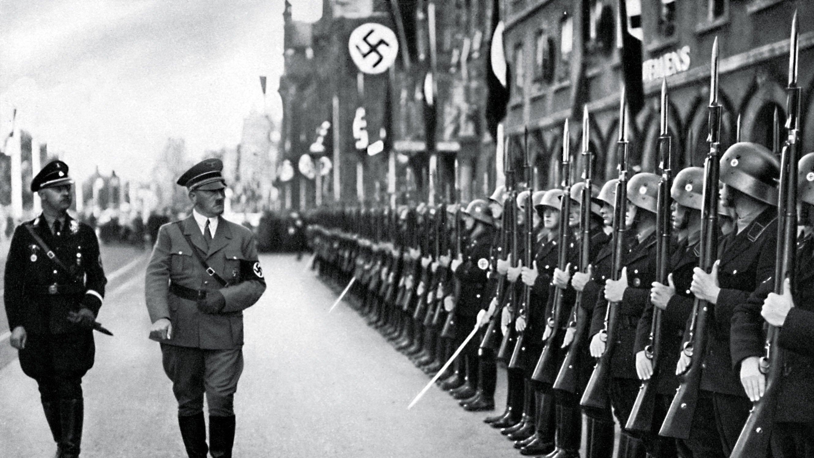 Hitler en un desfile de su guardia personal. https://www.thetimes.co.uk