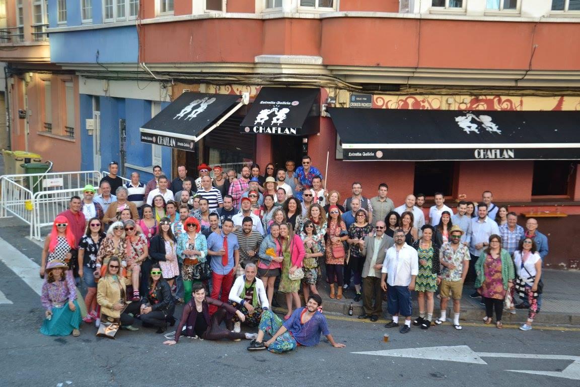 Los clientes habituales del Chaflán, en la fiesta del 24 aniversario.