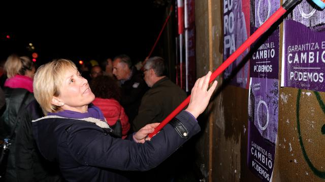 Pilar Baeza, este viernes en la pegada de carteles para dar el pistoletazo de salida a la campaña electoral.