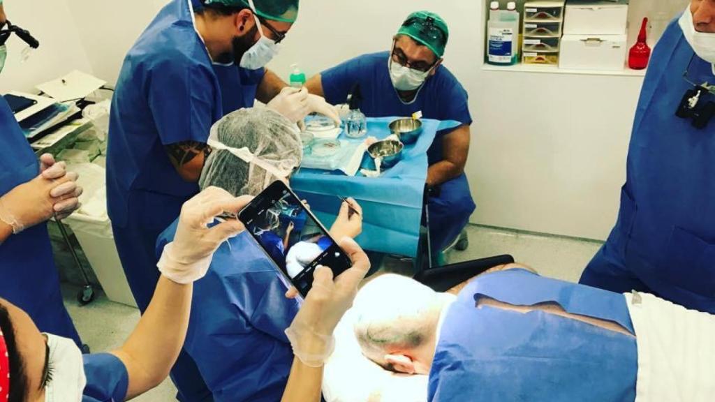 Una operación de implantes capilares, en un quirófano.