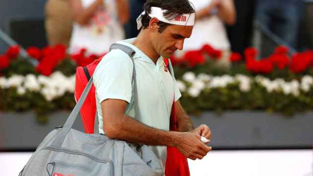 Federer se marcha cabizbajo tras perder contra Thiem