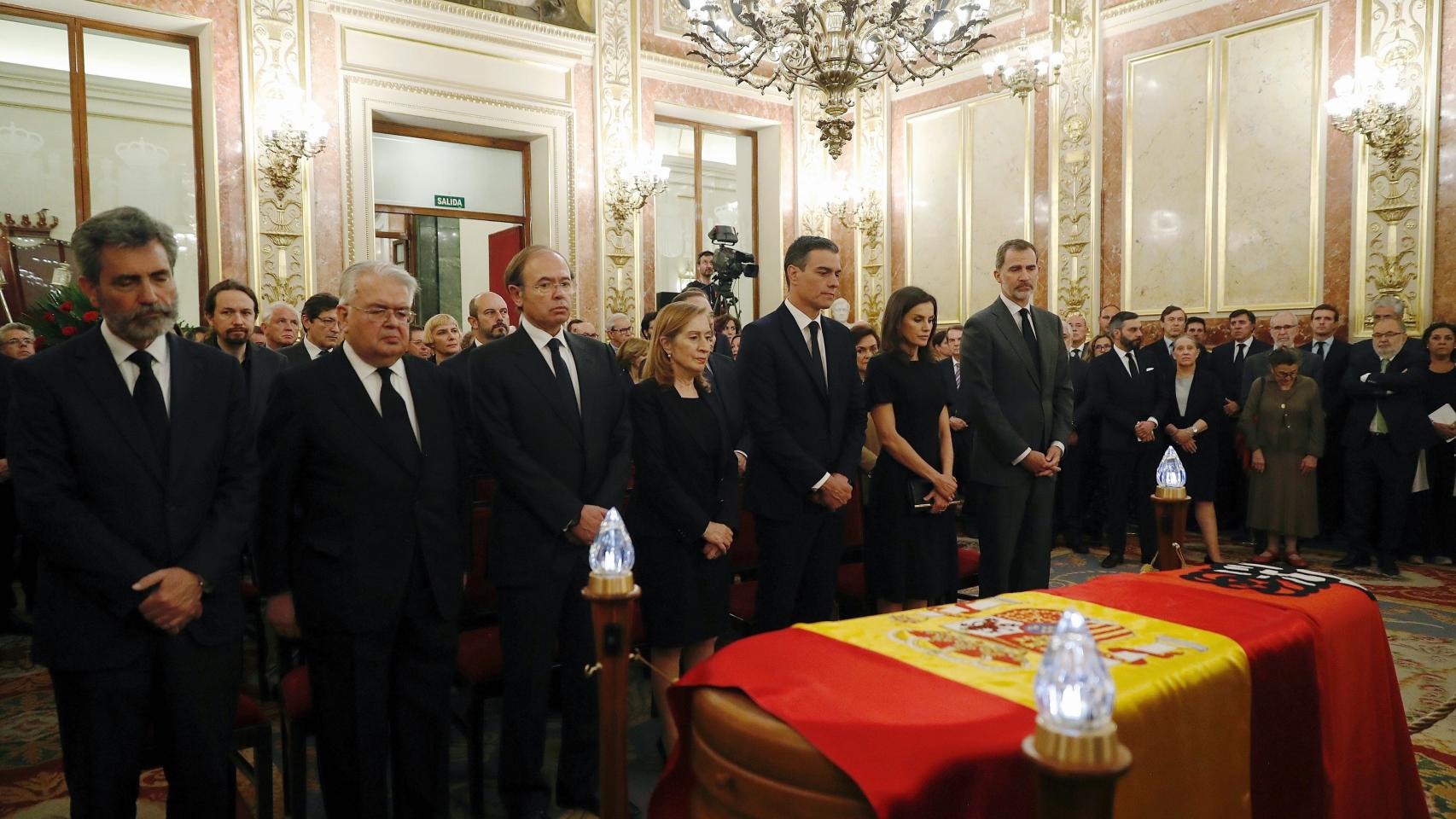 Los reyes en la capilla ardiente de Rubalcaba