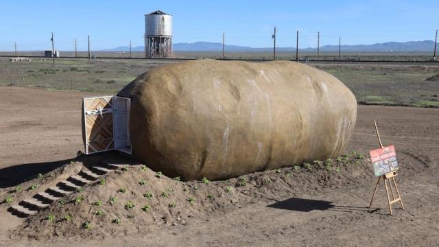 El tubérculo cuenta con chimenea, algo de electricidad y un silo con agua caliente