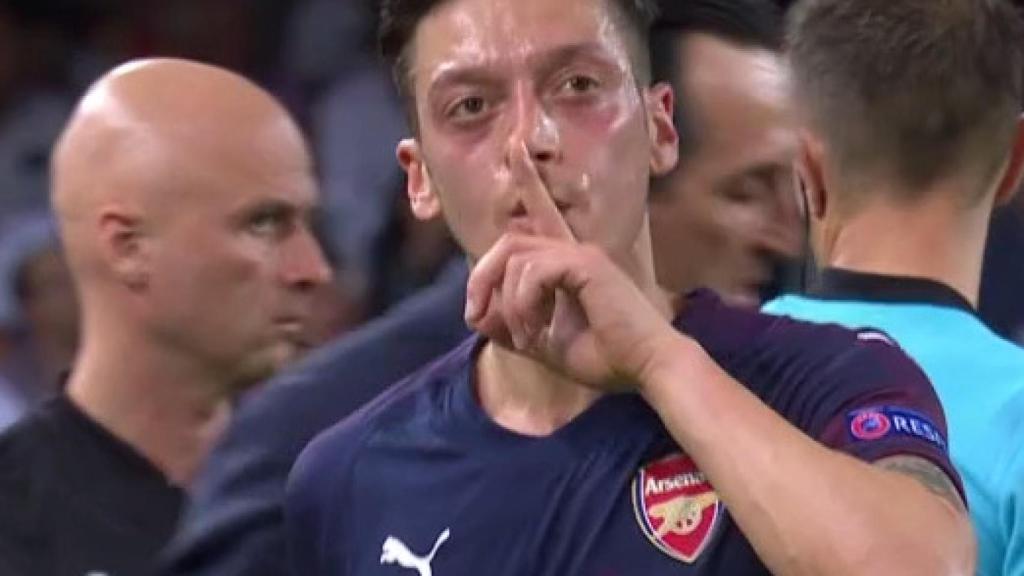 Özil manda callar a Mestalla tras ser abucheado con su cambio. Foto: Twitter (@elchiringuitotv)