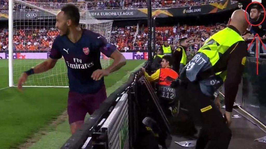 Un aficionado escupe a Aubameyang en la celebración de un gol