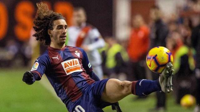 Marc Cucurella: lateral izquierdo (SD Eibar). 20 años - 10 millones.