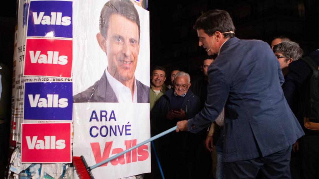 Manuel Valls pega carteles en el arranque de campaña en Barcelona