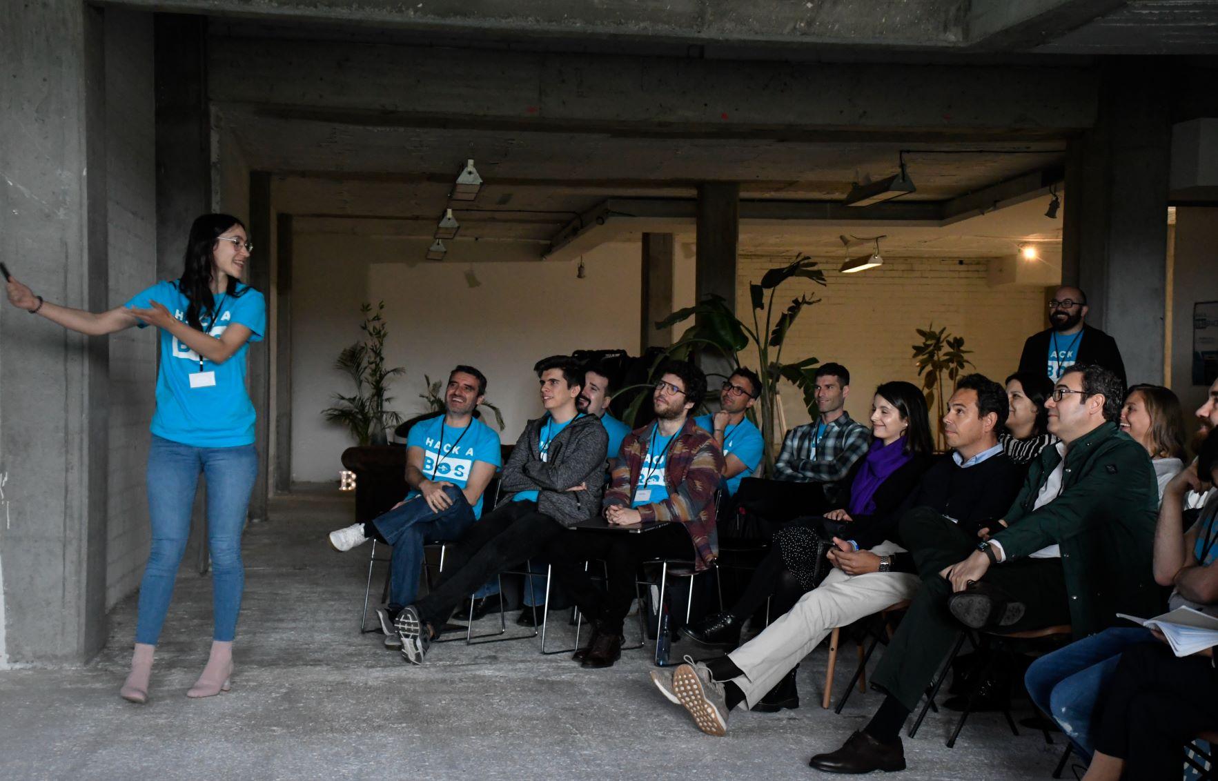 Una de la alumnas exponiendo su proyecto final en el Hacking Day