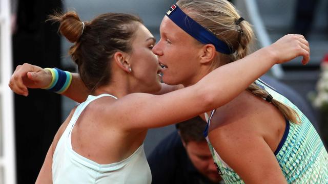 Halep y Bertens se abrazan tras la final