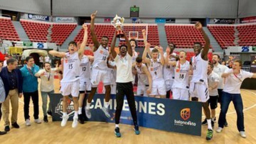 Los jugadores del Junior del Real Madrid de Baloncesto celebran el Campeonato de España