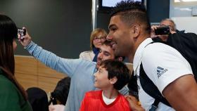 Casemiro se fotografía con unos fans en San Sebastián