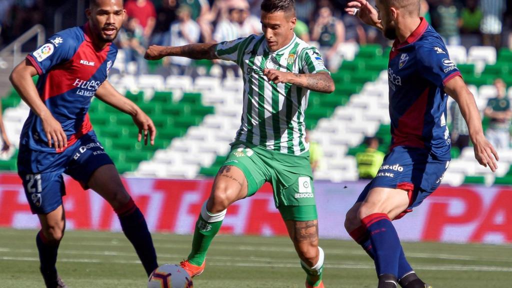 Tello pelea un balón ante el Huesca