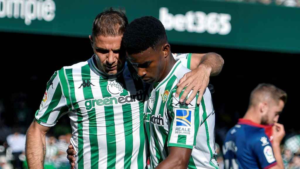 Joaquín celebra con Junior Firpo su gol al Huesca