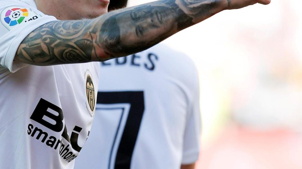 Santi Mina celebra un gol con el Valencia