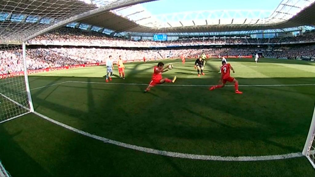 Mano de Vallejo en el área del Real Madrid sancionada con penalti