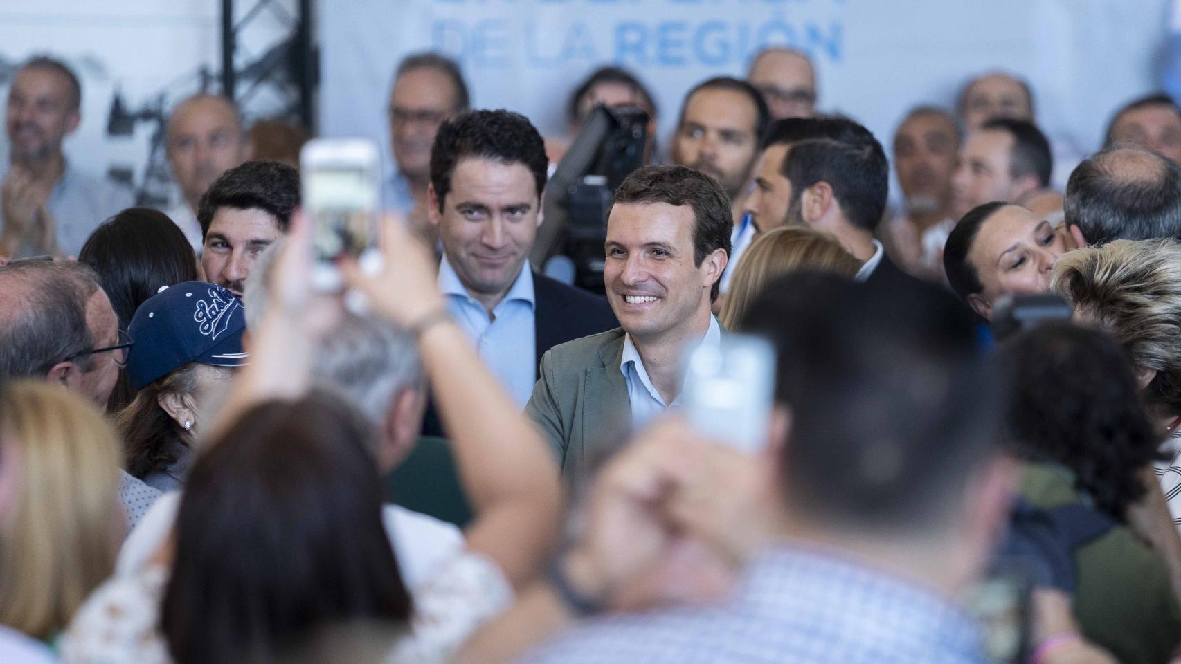 Pablo Casado y Teodoro García Egea en el acto celebrado este domingo en Águilas (Murcia).