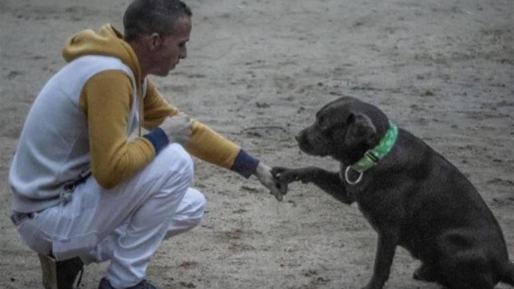 Aitor García con su perro en un parque de El Prat