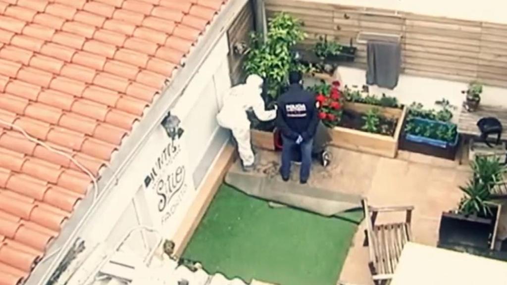 La policía registrando la casa de Aitor