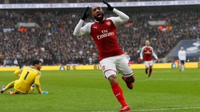 Lacazette durante un partido con el Arsenal.