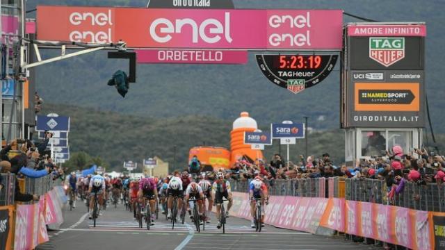 Elia Viviani se lleva la tercera etapa del Giro de Italia 2019. Foto: Twitter (@giroditalia)