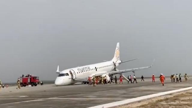 El avión accidentado en el aeropuerto.