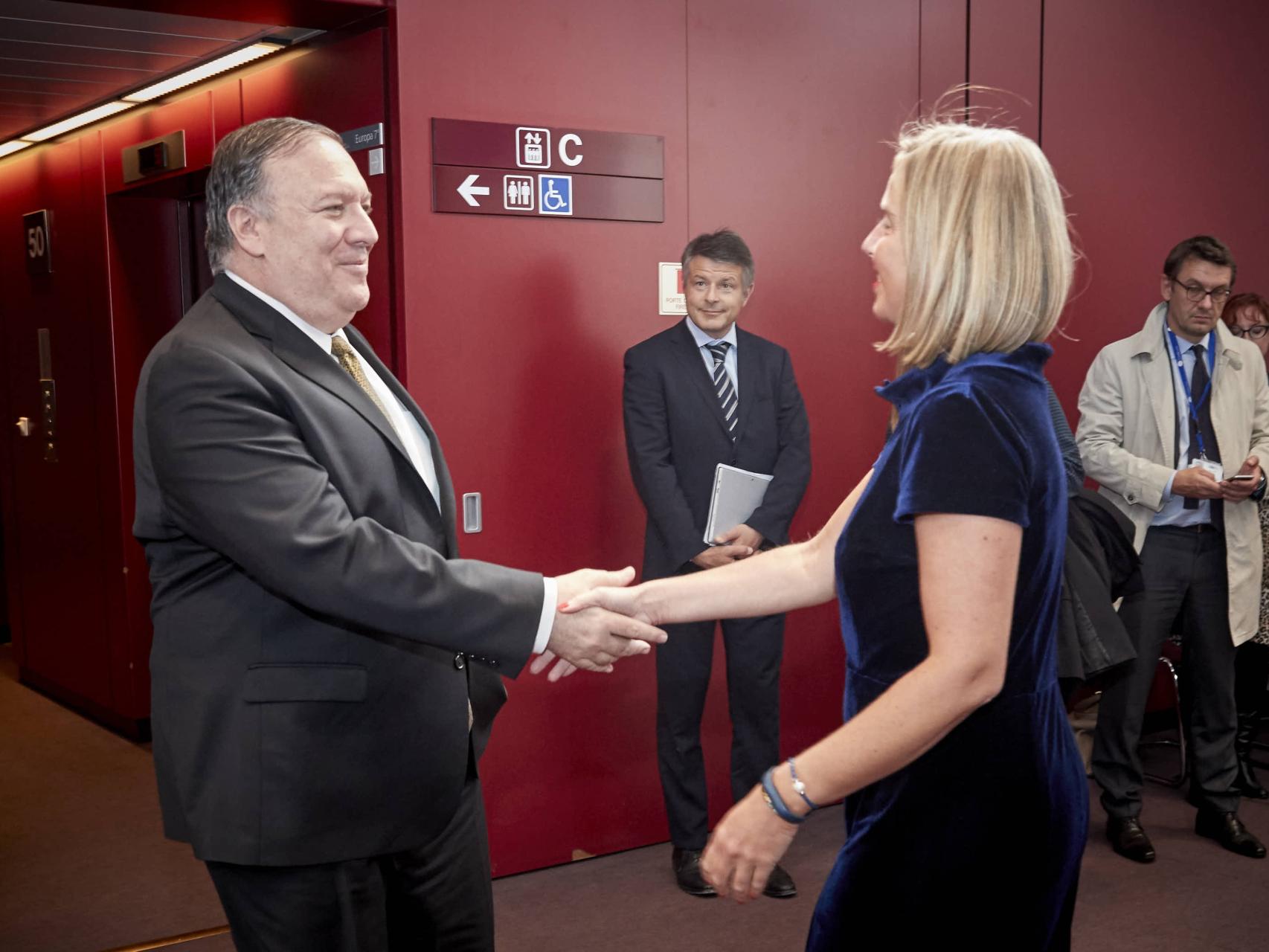 Mogherini saluda a Pompeo en su visita sorpresa a Bruselas