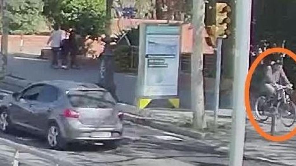 Imagen difundida por la Guardia Urbana para identificar al ciclista