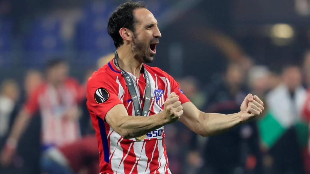 Juanfran celebrando un título con el Atlético de Madrid.