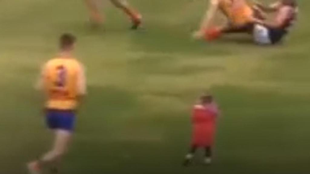 Sola ante el peligro: la niña de dos años que se coló en pleno partido de fútbol australiano