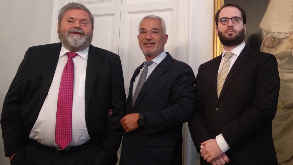 Luis Pineda (centro), junto a los abogados Miguel Durán (dcha) y Luis de las Heras (izda).