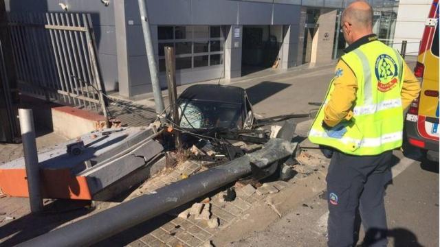 Coche accidentado tras invadir la acera y atropellar a la mujer. Foto: Emergencias Madrid