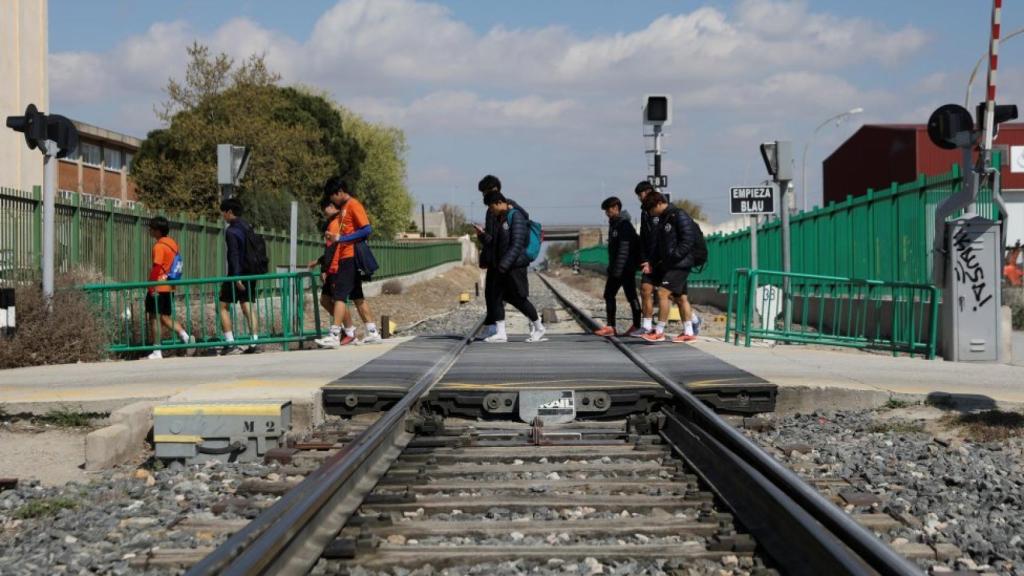 Jugadores del Qum FC yendo a entrenar