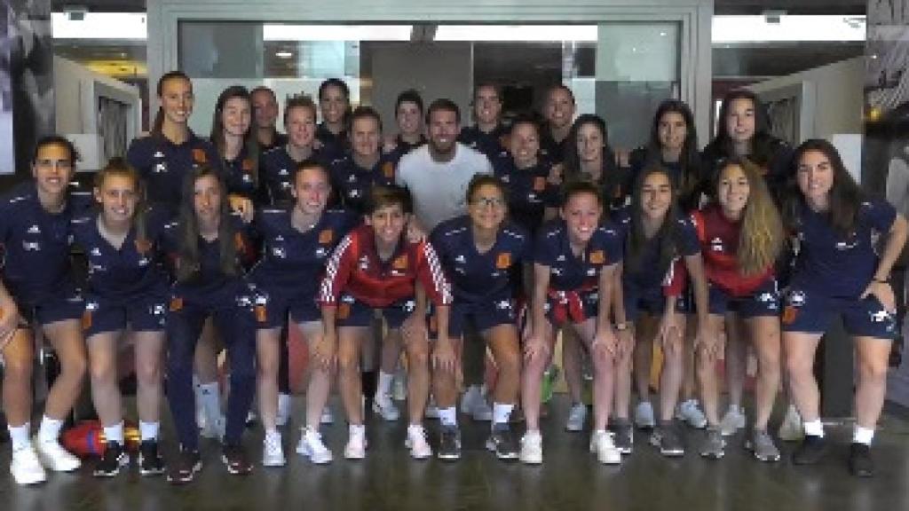 Sergio Ramos visita a la selección española femenina