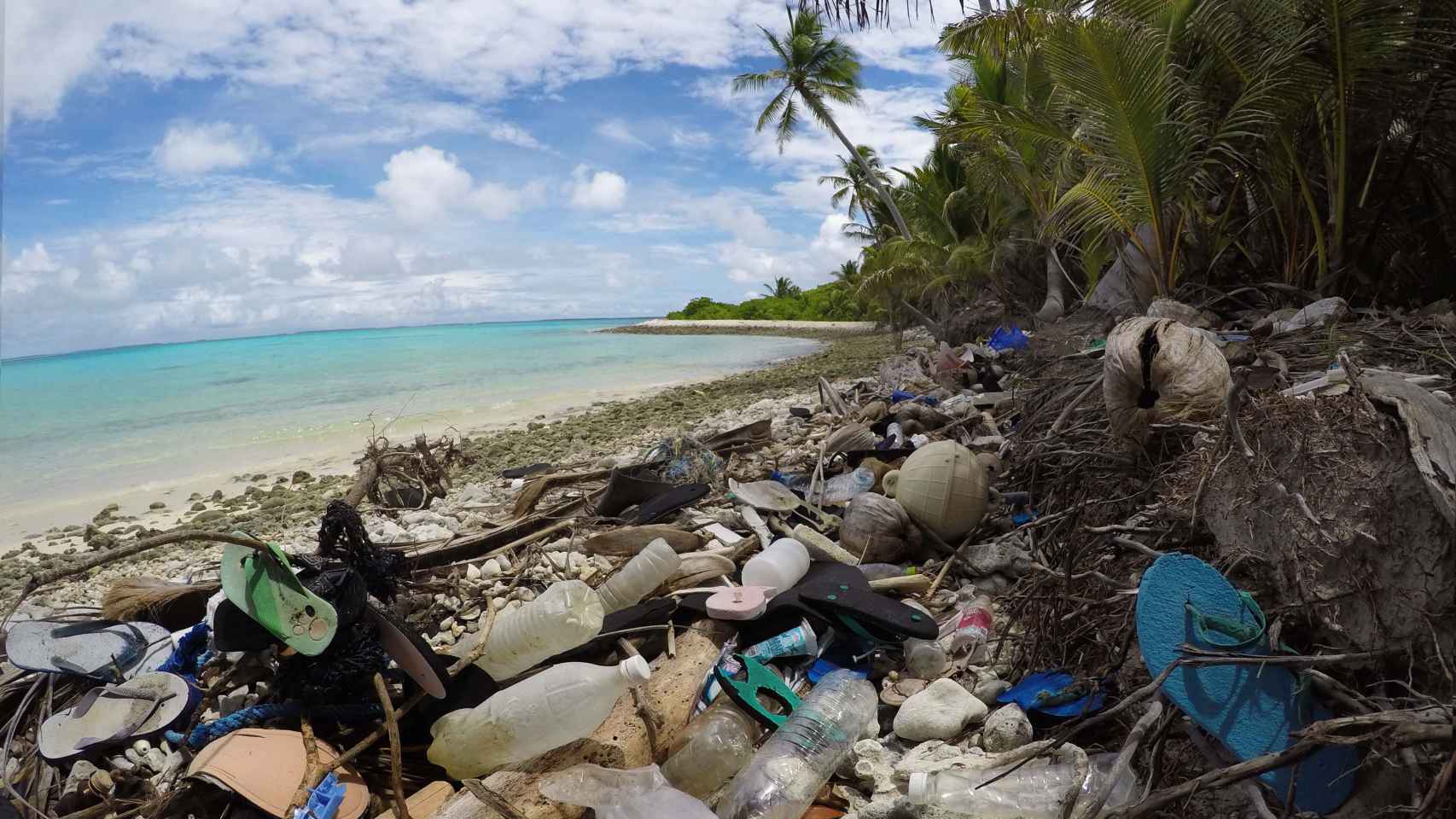Acumulación de basura en la isla Dirección, una de las Islas Cocos.