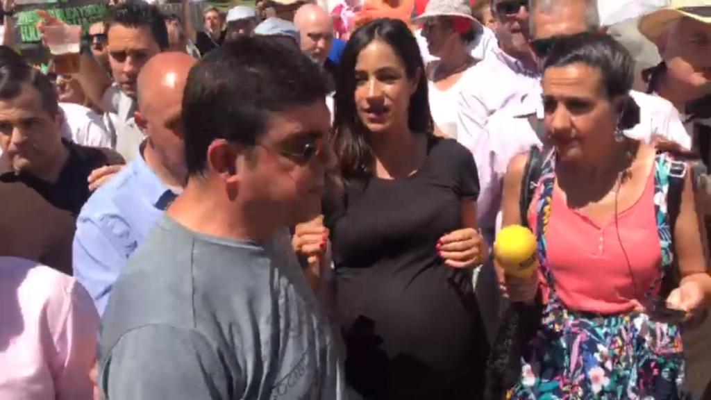 Momento del escrache contra Begoña Villacís en San Isidro.